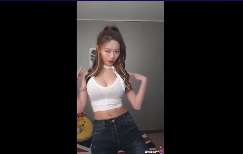 sexy and cute Korea girl dancing - hot Korean babes